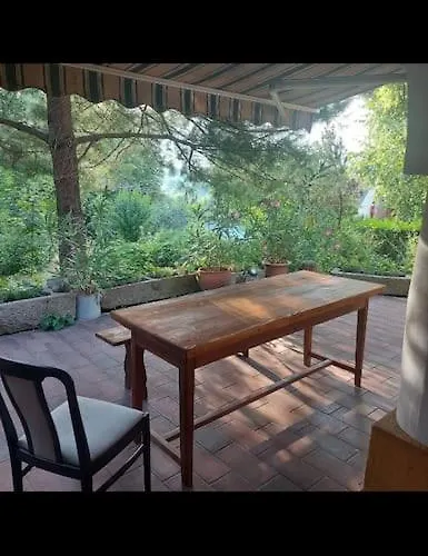 Kertbol A Hegyre Nyaralohaz בית נופש