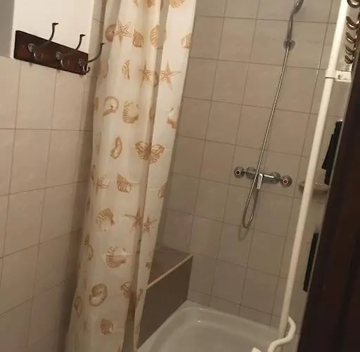 Kertbol A Hegyre Nyaralohaz בית נופש