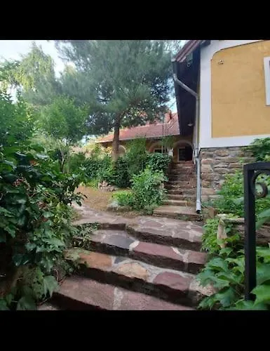 Kertbol A Hegyre Nyaralohaz בית נופש